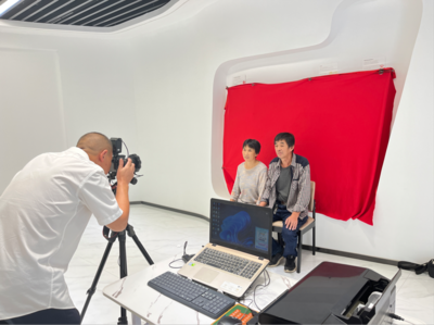 鏡頭記錄溫情 專設(shè)服務(wù)點(diǎn)，攝影服務(wù)走進(jìn)村民家門口